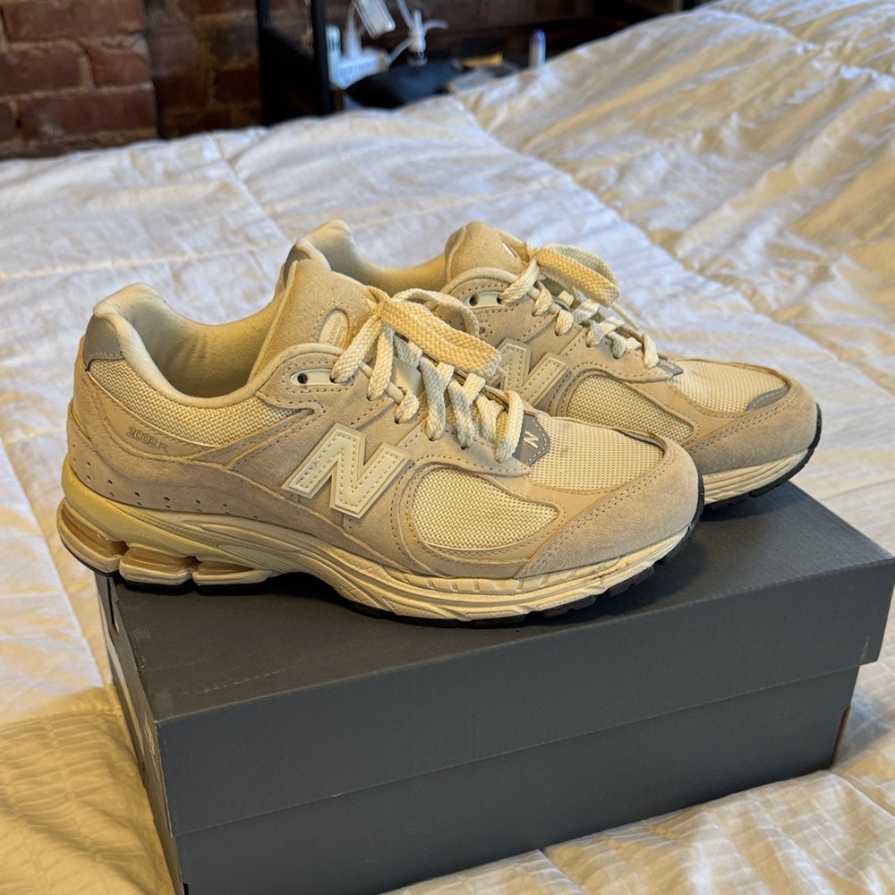 New Balance Beige Taupe 2002R Unisex 9W / 7.5M